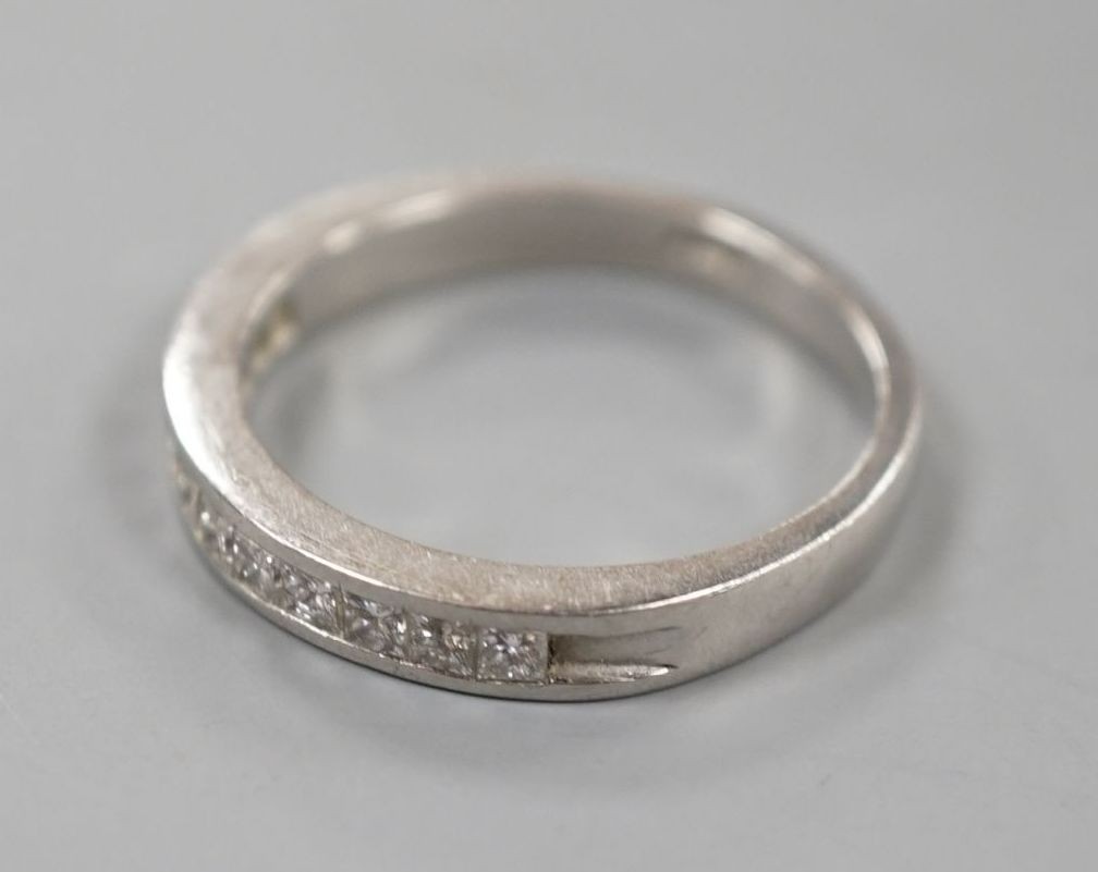 A platinum and twelve stone diamond set half eternity ring, size R, gross weight 6.4 grams.